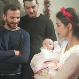 İrem Helvacıoğlu Instagram - Ne söyleyebilirim ki nasıl anlatabilirim, aklımdakini  kalbimdekini hangi kelimeyle anlatabilirim. söylenecek çok şey var belki...ama  Sen anlat Karadeniz ailem oldu...aile olduk iyi kötü çok şey yaşadık yorulduk ama yorgunluk engel değildi.birbirimize İnandık güvendik destek olduk. Nefesin umuduna Tahir’in inadına Yiğit’in gücüne acayip güçlü takıma inandık. Bu uzun yolda çok şey öğrendim. Büyük bir sorumluluk vardı altından kalkmaya, anlatmaya çalıştığım.tek başıma yapamazdım aileme çok teşekkür ederim. Bir ailem daha vardı ki çok büyük kocaman  karşılaştığım bildiğim tanımadan sevdiğim sevildiğim destek gördüğüm sak ailesi hepinize çok teşekkür ederim. Her zaman umut ve inatla...
Nefes ,sana veda etmiyorum o umuduyla bütün sessizliklere ses olmaya çalışıyor biliyorum ❤️ Çok eksik var çok