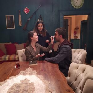 İrem Helvacıoğlu Instagram - Ne söyleyebilirim ki nasıl anlatabilirim, aklımdakini  kalbimdekini hangi kelimeyle anlatabilirim. söylenecek çok şey var belki...ama  Sen anlat Karadeniz ailem oldu...aile olduk iyi kötü çok şey yaşadık yorulduk ama yorgunluk engel değildi.birbirimize İnandık güvendik destek olduk. Nefesin umuduna Tahir’in inadına Yiğit’in gücüne acayip güçlü takıma inandık. Bu uzun yolda çok şey öğrendim. Büyük bir sorumluluk vardı altından kalkmaya, anlatmaya çalıştığım.tek başıma yapamazdım aileme çok teşekkür ederim. Bir ailem daha vardı ki çok büyük kocaman  karşılaştığım bildiğim tanımadan sevdiğim sevildiğim destek gördüğüm sak ailesi hepinize çok teşekkür ederim. Her zaman umut ve inatla...
Nefes ,sana veda etmiyorum o umuduyla bütün sessizliklere ses olmaya çalışıyor biliyorum ❤️ Çok eksik var çok