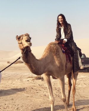 İrem Helvacıoğlu Instagram - Çöl sıcak olur sanmıştım... komik değil ama gülüyoruz 🐪