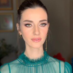 İrem Helvacıoğlu Instagram - Her anımda yanımda olanlara selam olsun ❤️👊🏼✌🏼
Makyaj: @alevkaya
Saç: @batuhangelisli 
Styling: @serhatsengul6 @boreal.brandlifting