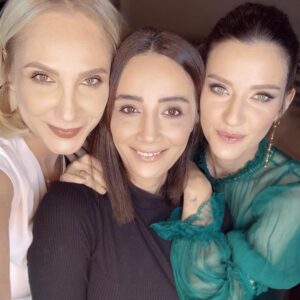 İrem Helvacıoğlu Instagram - Her anımda yanımda olanlara selam olsun ❤️👊🏼✌🏼
Makyaj: @alevkaya
Saç: @batuhangelisli 
Styling: @serhatsengul6 @boreal.brandlifting