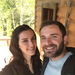 İrem Helvacıoğlu Instagram - Ne söyleyebilirim ki nasıl anlatabilirim, aklımdakini  kalbimdekini hangi kelimeyle anlatabilirim. söylenecek çok şey var belki...ama  Sen anlat Karadeniz ailem oldu...aile olduk iyi kötü çok şey yaşadık yorulduk ama yorgunluk engel değildi.birbirimize İnandık güvendik destek olduk. Nefesin umuduna Tahir’in inadına Yiğit’in gücüne acayip güçlü takıma inandık. Bu uzun yolda çok şey öğrendim. Büyük bir sorumluluk vardı altından kalkmaya, anlatmaya çalıştığım.tek başıma yapamazdım aileme çok teşekkür ederim. Bir ailem daha vardı ki çok büyük kocaman  karşılaştığım bildiğim tanımadan sevdiğim sevildiğim destek gördüğüm sak ailesi hepinize çok teşekkür ederim. Her zaman umut ve inatla...
Nefes ,sana veda etmiyorum o umuduyla bütün sessizliklere ses olmaya çalışıyor biliyorum ❤️ Çok eksik var çok