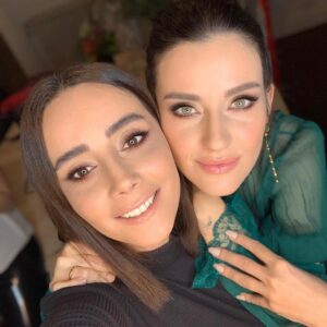 İrem Helvacıoğlu Instagram - Her anımda yanımda olanlara selam olsun ❤️👊🏼✌🏼
Makyaj: @alevkaya
Saç: @batuhangelisli 
Styling: @serhatsengul6 @boreal.brandlifting