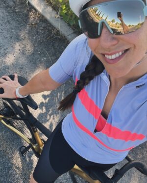 Irene Junquera Instagram - Aquí una que ha vuelto a salir… y nos hemos encontrado con una grupetta de la que he chupado rueda como si no hubiera mañana 🤣 Al final, y eso que solo tenía hora y media, nos ha salido media de 29 y a mí me van a explotar las piernas.