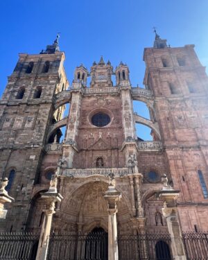 Irene Junquera Instagram - ASTORGA
1. A puntito de empezar…
2. Una floristería preciosa que encontré.
3. El Teatro Gullón antes de que se abrieran las puertas.
4. Palacio de Gaudí.
5. Mi paseo matutino.
6. La Catedral de día.
7. La Catedral de noche.
8. Lo que hicimos justo antes de empezar… 😜