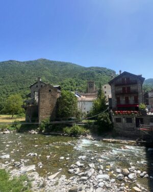 Irene Junquera Instagram - El resumen de unos días increíbles. 
1. La ruta hasta el Lac de Montagnon
2. Ascenso al Col de Somport
3. Broto 
4. Sí, tiene forma de 🤍 (Lac de Montagnon)
5. Enamorada
6. Dormir en una estación, la magia del @hotelcanfrancestacion 
7. Los guías 
8. Vagones originales y ahora espectaculares restaurantes dentro del hotel
9. El túnel de Somport, que unía Francia y España 
10. Mis vistas desde la cama