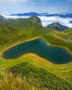 Irene Junquera Instagram - El resumen de unos días increíbles. 
1. La ruta hasta el Lac de Montagnon
2. Ascenso al Col de Somport
3. Broto 
4. Sí, tiene forma de 🤍 (Lac de Montagnon)
5. Enamorada
6. Dormir en una estación, la magia del @hotelcanfrancestacion 
7. Los guías 
8. Vagones originales y ahora espectaculares restaurantes dentro del hotel
9. El túnel de Somport, que unía Francia y España 
10. Mis vistas desde la cama