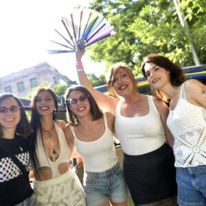 Irene Montero Instagram - Orgullo 2024 ✨🔥🏳️‍🌈🏳️‍⚧️💜

La fiesta de quienes no estaban invitadas a la fiesta. La lucha cotidiana para que todo el mundo pueda ser quien es, para que podamos ser felices. Una sociedad bonita y justa es una sociedad orgullosa. 

Por todo lo que nos queda por hacer. Porque no hemos ido demasiado lejos. Porque esto no ha hecho más que empezar. 

Porque no hay orgullo en el genocidio, la paz es nuestro Orgullo.

Con memoria, con Orgullo, con furia Trans. Para todas, todes y todos, TODO 💪🏼💜