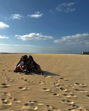 Irene Montero Instagram - Fuerteventura nos ha acogido estos días con sus playas y paisajes increíbles. Gracias 🥰

La isla del viento, isla de destierro para Durruti y Unamuno, y también usada como isla prisión durante el franquismo para presos políticos y personas trans y LGTBI perseguidas y condenadas a trabajos forzados en el campo de concentración de Tefía. “No había muros, no les hacía falta porque es un desierto y cualquiera se escapaba de allí” decía Antoni Ruiz, superviviente. Les forzaban a picar piedra y comían pan y agua. 

Unamuno decía que era una isla “hoy pobre, muy pobre, que puede enriquecerse si logra alumbrar agua; pero rica, riquísima en la nobleza de sus habitantes, los majoreros -que así se llaman- y en la maravilla de su clima”

Buenaventura Durruti pasó en Fuerteventura cuatro meses y medio de destierro en 1933 junto a Domingo Ascaso y el minero anarquista Manuel Prieto. Los majoreros que le conocieron, como Ramón Castañeyra, que también había sido anfitrión de Unamuno, decían que era un hombre que ayudaba a quien lo necesitara. Daba clases a los niños y personas mayores que quisieran aprender y se reunía con marineros y obreros para hablarles del sindicato y la importancia de organizarse. A su hermana Rosa le dijo por carta que había conocido a personas que le invitaban a su casa y le prestaban libros y que hasta que les conocieron, la gente de la isla estaba asustada porque les habían dicho que se comían niños crudos. La prensa, por ejemplo El País de entonces, decía de ellos que eran “hombresfiera, pistoleros […] una legión de forajidos, de indeseables, que España arroja de su seno por ser imposible su convivencia con el pueblo serio y honrado”. También le decía que cuando volviese a la península pediría explicaciones a los socialistas que habían votado a favor de su deportación.

Pues hemos estado juntas, felices, disfrutando de nuestra amistad, aprendiendo cosas nuevas y haciendo cosas bonitas. Ahora también juntas llegamos a septiembre para coger la ola completa, con todo lo que venga ❤️‍🔥💜