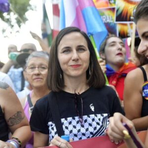 Irene Montero Instagram - Orgullo 2024 ✨🔥🏳️‍🌈🏳️‍⚧️💜

La fiesta de quienes no estaban invitadas a la fiesta. La lucha cotidiana para que todo el mundo pueda ser quien es, para que podamos ser felices. Una sociedad bonita y justa es una sociedad orgullosa. 

Por todo lo que nos queda por hacer. Porque no hemos ido demasiado lejos. Porque esto no ha hecho más que empezar. 

Porque no hay orgullo en el genocidio, la paz es nuestro Orgullo.

Con memoria, con Orgullo, con furia Trans. Para todas, todes y todos, TODO 💪🏼💜