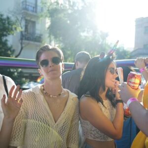 Irene Montero Instagram - Orgullo 2024 ✨🔥🏳️‍🌈🏳️‍⚧️💜

La fiesta de quienes no estaban invitadas a la fiesta. La lucha cotidiana para que todo el mundo pueda ser quien es, para que podamos ser felices. Una sociedad bonita y justa es una sociedad orgullosa. 

Por todo lo que nos queda por hacer. Porque no hemos ido demasiado lejos. Porque esto no ha hecho más que empezar. 

Porque no hay orgullo en el genocidio, la paz es nuestro Orgullo.

Con memoria, con Orgullo, con furia Trans. Para todas, todes y todos, TODO 💪🏼💜