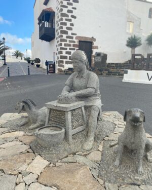 Irene Montero Instagram - Fuerteventura nos ha acogido estos días con sus playas y paisajes increíbles. Gracias 🥰

La isla del viento, isla de destierro para Durruti y Unamuno, y también usada como isla prisión durante el franquismo para presos políticos y personas trans y LGTBI perseguidas y condenadas a trabajos forzados en el campo de concentración de Tefía. “No había muros, no les hacía falta porque es un desierto y cualquiera se escapaba de allí” decía Antoni Ruiz, superviviente. Les forzaban a picar piedra y comían pan y agua. 

Unamuno decía que era una isla “hoy pobre, muy pobre, que puede enriquecerse si logra alumbrar agua; pero rica, riquísima en la nobleza de sus habitantes, los majoreros -que así se llaman- y en la maravilla de su clima”

Buenaventura Durruti pasó en Fuerteventura cuatro meses y medio de destierro en 1933 junto a Domingo Ascaso y el minero anarquista Manuel Prieto. Los majoreros que le conocieron, como Ramón Castañeyra, que también había sido anfitrión de Unamuno, decían que era un hombre que ayudaba a quien lo necesitara. Daba clases a los niños y personas mayores que quisieran aprender y se reunía con marineros y obreros para hablarles del sindicato y la importancia de organizarse. A su hermana Rosa le dijo por carta que había conocido a personas que le invitaban a su casa y le prestaban libros y que hasta que les conocieron, la gente de la isla estaba asustada porque les habían dicho que se comían niños crudos. La prensa, por ejemplo El País de entonces, decía de ellos que eran “hombresfiera, pistoleros […] una legión de forajidos, de indeseables, que España arroja de su seno por ser imposible su convivencia con el pueblo serio y honrado”. También le decía que cuando volviese a la península pediría explicaciones a los socialistas que habían votado a favor de su deportación.

Pues hemos estado juntas, felices, disfrutando de nuestra amistad, aprendiendo cosas nuevas y haciendo cosas bonitas. Ahora también juntas llegamos a septiembre para coger la ola completa, con todo lo que venga ❤️‍🔥💜