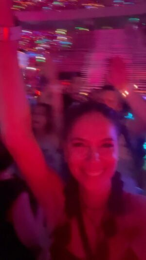 Irina Fodor Instagram - Pur și simplu…Coldplay!😍 Doamne, ce energie bună au băieții ăștia și muzica lor! A fost incredibil! Ce spectacol!🤩👏🏻❤️