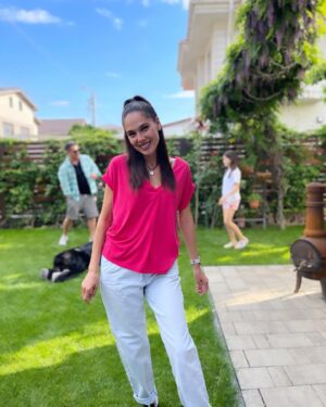 Irina Fodor Instagram - Aici, unde e locul meu.❤️ Unde iubesc, unde râd, unde mă încarc cu energie, unde facem promisiuni, unde construim în fiecare zi câte puțin la micul nostru univers, unde ne facem griji, pe care le depășim tot împreună. 
Nu spun degeaba asta, ci pentru că vreau să vă urez și vouă laaaa muuulți aaani, de Ziua Internațională a Familiei!🎉🤩❤️ 
Și, în cinstea tuturor planurilor de familie din viitor, vreau să vă fac și un cadou de care să vă bucurați toți, și mici, și mari. 😏

În perioada 15-17 mai, dacă folosiți codul Irina25 aveți reducere de 25% la biletele pentru Big Little Festival, singurul festival din Europa de Est dedicat conexiunii dintre părinți și copii, la Râșnov, în perioada 21-23 iunie, adică fix în primul weekend din vacanța de vară.

Toate activitățile de acolo sunt gândite să fie făcute de părinți și copii ÎMPREUNĂ. Nu se poate separat. Și biletele le luați tot împreună. ❤️
Ce faceți la Big Little Festival? Ținând cont de cele 11 hectare de teren de joacă și distracție, pe care se desfășoară acest eveniment, nu o să aveți timp să plictisiți nici o secundă.
Aveți ateliere creative de toate felurile (origami, ceramică, pictură, modelaj), ateliere de gătit, terenuri de baschet și fotbal, nerf arena, zonă de gaming, spectacole de teatru, Dino Parc, Magic Parc- cu cel mai mare castel gonflabil din Europa, de 600 de metri pătrați, aveți concerte cu super artiști, ca Smiley, Alina Eremia, Feli, Nicole Cherry, Jo, Cabron, Andra Gogan, Jean Gavril, Bibi, Misha Miller sau Mark Stam. Toate sunt gândite să le faceți împreună, părinți cu copii. Și toate sunt incluse în prețul biletului!
Noi mergem. 😍Folosiți codul pentru 25% reducere și haideți și voi! @biglittlefestival