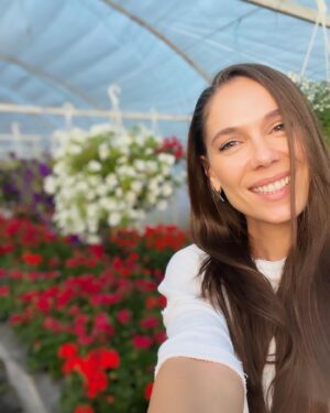 Irina Fodor Instagram - “-Unde te vezi, Irina, la bătrânețe? “
“-Uite, într-un solar ca ăsta, să nu-mi văd capul de treabă printre flori, de dimineața până seara!” 😏😍 #goals #lifegoals #flowers