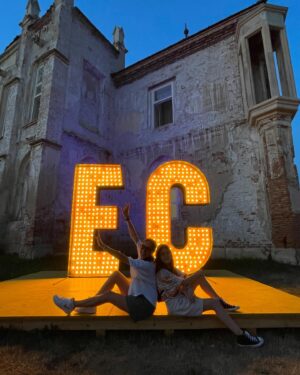 Irina Fodor Instagram - Electric Castle.🤩 În prima zi, am făcut vreo 15 mii de pași doar ca să mă acomodez cu locul, să văd toate scenele, să văd toate spoturile, locurile de luat masa și tot n-am reușit să descopăr tot. 😅
Este incredibil totul, muzică bună, atmosferă genială, oameni tare faini, copilul fericit, noi și mai și. 🥂💃🏻
Acum suntem din nou în drum spre festival, se anunță ceva furtuni din ce am văzut, dar poate scăpăm, cine știe?😅
@electriccastle