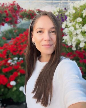 Irina Fodor Instagram - “-Unde te vezi, Irina, la bătrânețe? “
“-Uite, într-un solar ca ăsta, să nu-mi văd capul de treabă printre flori, de dimineața până seara!” 😏😍 #goals #lifegoals #flowers