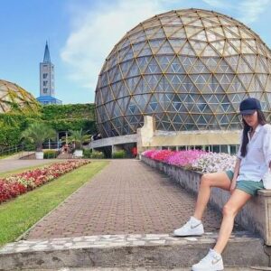 Irina Fodor Instagram - Trebuie să îmi promiteți că dacă ajungeți vreodată prin Jibou, vizitați neapărat Grădina Botanică. Este extrem de frumoasă și îngrijită!🤩 N-am reușit eu să prind toate lucrurile interesante în poze, dar nu o să vă pară rău dacă mergeți, vă zic sigur. 

PS: Mulțumesc, Ale! @alexuta3105 ❤️