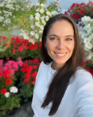 Irina Fodor Instagram - “-Unde te vezi, Irina, la bătrânețe? “
“-Uite, într-un solar ca ăsta, să nu-mi văd capul de treabă printre flori, de dimineața până seara!” 😏😍 #goals #lifegoals #flowers