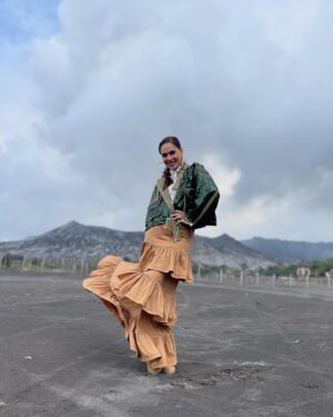 Irina Fodor Instagram - Singura dată în Asia Express, pe sezonul ăsta, când am simțit frig.🥶 În poza a treia, norul de deasupra vulcanului seamănă cu Luna din profil, sau am luat-o eu razna, de la dorul de casă?🤣🤣🤣 
#asia #asiaexpress @americaexpressromania 
Jacket: @yall.ro 
Styling: @eni.szanto @raluca_mihalceanu