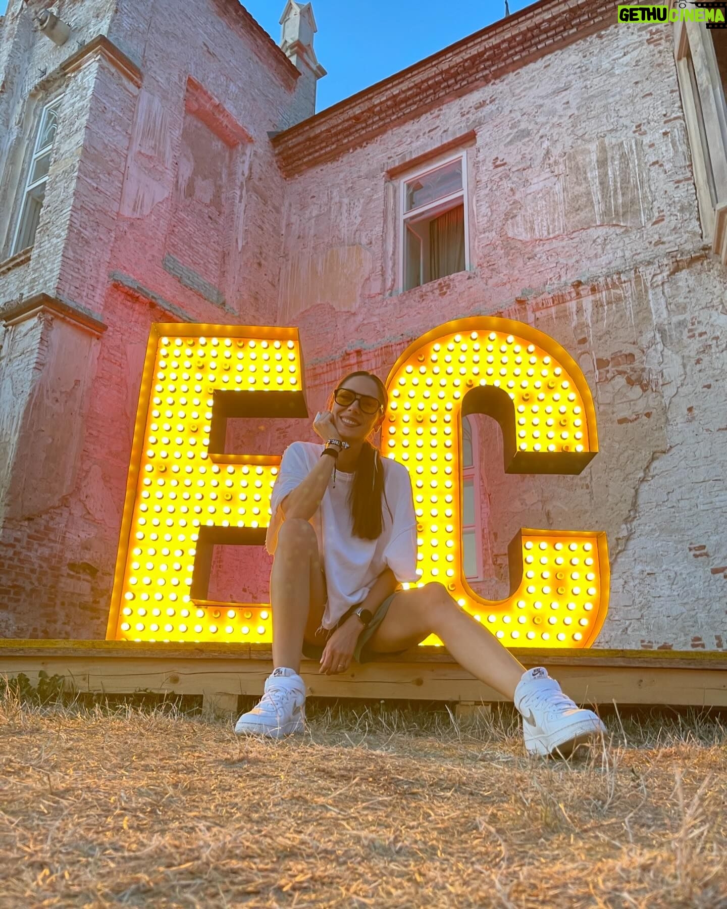Irina Fodor - 5.8K Likes - Electric Castle.🤩 În prima zi, am făcut vreo 15 mii de pași doar ca să mă acomodez cu locul, să văd toate scenele, să văd toate spoturile, locurile de luat masa și tot n-am reușit să descopăr tot. 😅
Este incredibil totul, muzică bună, atmosferă genială, oameni tare faini, copilul fericit, noi și mai și. 🥂💃🏻
Acum suntem din nou în drum spre festival, se anunță ceva furtuni din ce am văzut, dar poate scăpăm, cine știe?😅
@electriccastle