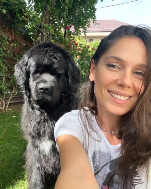 Irina Fodor Instagram - Aproape. Mai aproape. Și mai aproape, până ți se bagă de tot în suflet. Și nici că mai poți să o scoți.❤️ Luna mea.😍 
Swipe ⬅️➡️