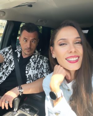 Irina Fodor Instagram - Și stăteam așa, frumos, la semafor. Trafic infernal, ne mișcam ca melcii, dar lumina pica bine, Fodor era îmbrăcat frumușel și mi s-a părut drăguț să ne facem o poză. 
Doar că propoziția: “Fodorică, fii și tu atent!” îl transformă în ce vedeți dacă dați swipe la a doua poză. 🤷🏻‍♀️ Efectiv n-ai cu cine. Și de abia reglasem claritatea pozei.🙄 Mai bine îl lăsam blurat.😂 @razvan_fodor