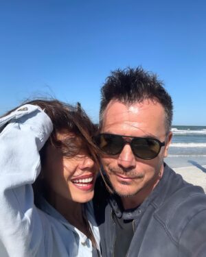 Irina Fodor Instagram - Nici el nu stă frumos la pozele mele, nici părul meu nu stă frumos la pozele lui!😝 Dar duminica asta a fost perfectă!😍 
swipe↔️ #seaside #weekend #sunday