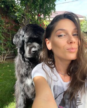 Irina Fodor Instagram - Aproape. Mai aproape. Și mai aproape, până ți se bagă de tot în suflet. Și nici că mai poți să o scoți.❤️ Luna mea.😍 
Swipe ⬅️➡️