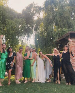 Irina Fodor Instagram - Așa a început vacanța mea: cu nunta unei prietene taaare dragi, cu o întâlnire cu fetele mele buzoience pe care nu le-am mai văzut de o grămadă de timp, cu povești multe, cu emoții pentru mireasa noastră frumoasă, cu multă bucurie și iubire.❤️ Casă de piatră, Mari și Tibi! 😍Să fie tot timpul zâmbete, dragoste și armonie în familia voastră!🥂❤️ @marinaconstanda

OUTFIT: @vpmatelier