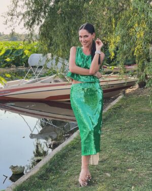 Irina Fodor Instagram - Așa a început vacanța mea: cu nunta unei prietene taaare dragi, cu o întâlnire cu fetele mele buzoience pe care nu le-am mai văzut de o grămadă de timp, cu povești multe, cu emoții pentru mireasa noastră frumoasă, cu multă bucurie și iubire.❤️ Casă de piatră, Mari și Tibi! 😍Să fie tot timpul zâmbete, dragoste și armonie în familia voastră!🥂❤️ @marinaconstanda

OUTFIT: @vpmatelier