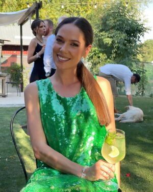 Irina Fodor Instagram - Așa a început vacanța mea: cu nunta unei prietene taaare dragi, cu o întâlnire cu fetele mele buzoience pe care nu le-am mai văzut de o grămadă de timp, cu povești multe, cu emoții pentru mireasa noastră frumoasă, cu multă bucurie și iubire.❤️ Casă de piatră, Mari și Tibi! 😍Să fie tot timpul zâmbete, dragoste și armonie în familia voastră!🥂❤️ @marinaconstanda

OUTFIT: @vpmatelier