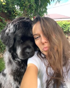 Irina Fodor Instagram - Aproape. Mai aproape. Și mai aproape, până ți se bagă de tot în suflet. Și nici că mai poți să o scoți.❤️ Luna mea.😍 
Swipe ⬅️➡️