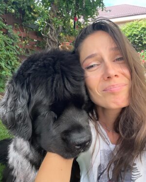 Irina Fodor Instagram - Aproape. Mai aproape. Și mai aproape, până ți se bagă de tot în suflet. Și nici că mai poți să o scoți.❤️ Luna mea.😍 
Swipe ⬅️➡️