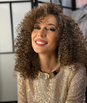Irina Fodor Instagram - Nu am cum să vă explic prin câte emoții am trecut cu toții sezonul acesta. Atunci când părea că nimic nu mai are cum să ne ia prin surprindere, TOTUL a fost surprinzător. 
Am legat prietenii noi, am cunoscut concurenți talentați, am văzut farfurii spectaculoase. Astăzi, urmează să vedeți cea mai importantă luptă dintre toate: cea pentru titlul de câștigător al întregului sezon. 🤩
🔥20:30🔥 Finala Chefi la Cuțite.🔥 Sezonul 13.🔥
@chefilacutite 

Styling: @mariamarinescu.ro @eni.szanto 
Dress: @mariamarinescu.ro 
Hair style: @marin_stelutza 
Make up: @lacramioaracampeanu