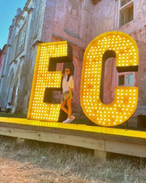 Irina Fodor Instagram - Electric Castle.🤩 În prima zi, am făcut vreo 15 mii de pași doar ca să mă acomodez cu locul, să văd toate scenele, să văd toate spoturile, locurile de luat masa și tot n-am reușit să descopăr tot. 😅
Este incredibil totul, muzică bună, atmosferă genială, oameni tare faini, copilul fericit, noi și mai și. 🥂💃🏻
Acum suntem din nou în drum spre festival, se anunță ceva furtuni din ce am văzut, dar poate scăpăm, cine știe?😅
@electriccastle