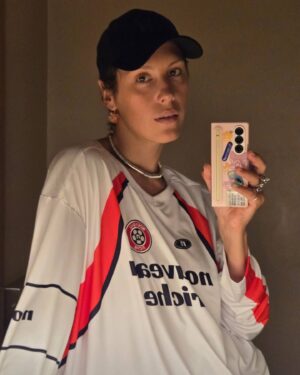 Irina Gorbacheva Instagram - Иногда смотрю на себя и говорю "ну что? И как ты называешь этот стиль?"
 ВЫПЕНДРЕЖ