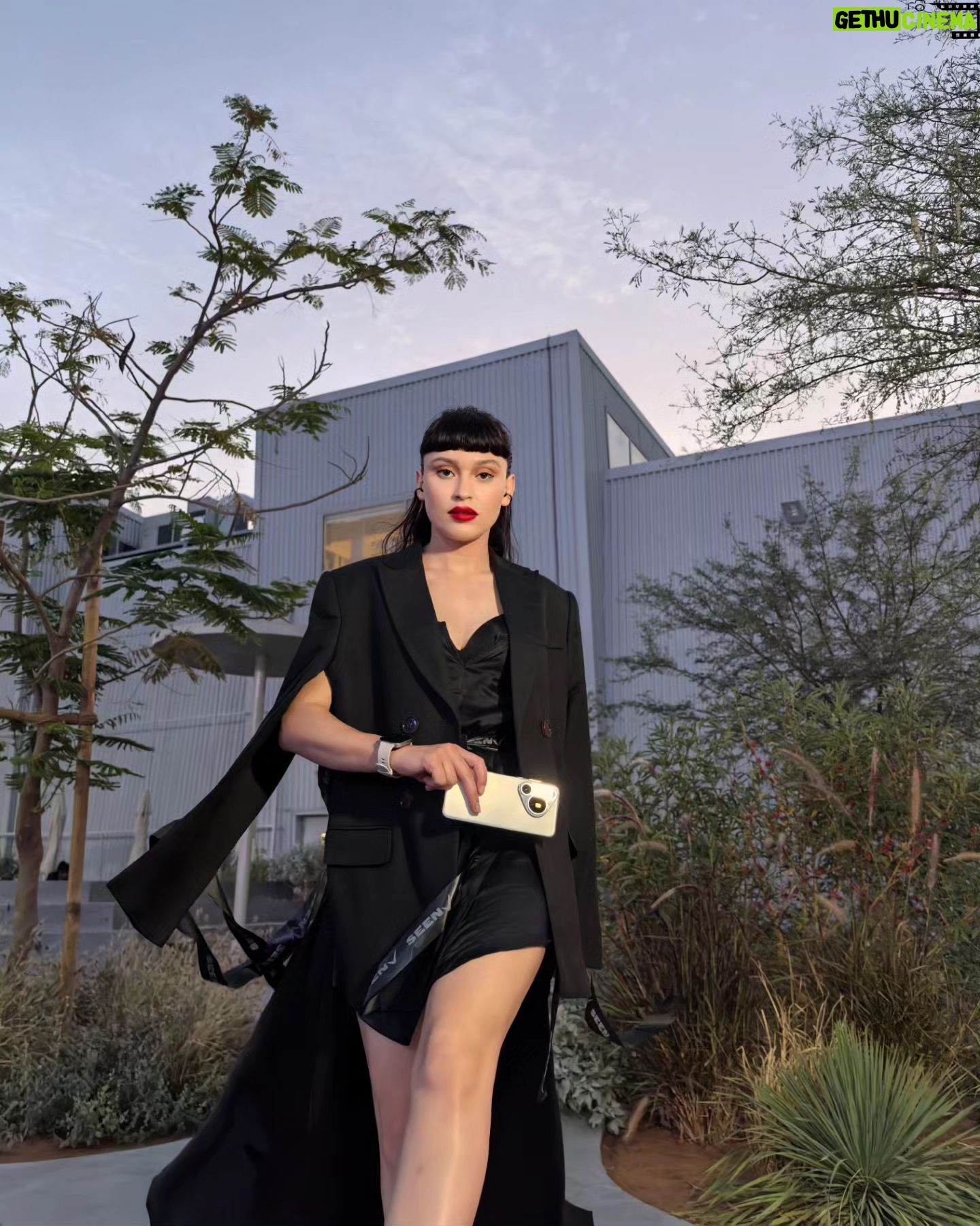 Irina Rimes - 12.8K Likes - Evenimentul XMAGE, din Dubai ⭐️ a fost impresionant, iar Pozele astea făcute cu noul telefon HUAWEI PURA 70 sunt la fel ✨️
Îl găsiți pe @huaweimobilero
iar în fiecare poza veți găsi un detaliu comun ▶️
#FashionForward #supersymbol #huaweipura70ultra #huawei