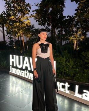 Irina Rimes Instagram - Petrec câteva zile în Dubai alături de cei de la @huaweimobilero . Uite aventura mea cu produsele noi lansate. Până una alta, ceva 🔥 de la Huawei Innovative Product Launch Event💚 

#huawei #watchfit3  #fashionsquared #FashionForward #huaweipura70ultra