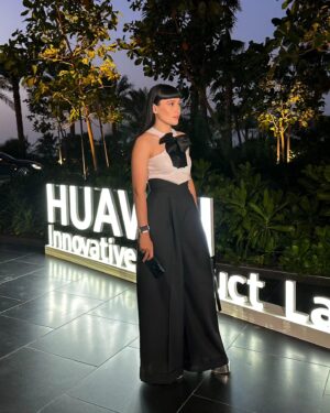 Irina Rimes Instagram - Petrec câteva zile în Dubai alături de cei de la @huaweimobilero . Uite aventura mea cu produsele noi lansate. Până una alta, ceva 🔥 de la Huawei Innovative Product Launch Event💚 

#huawei #watchfit3  #fashionsquared #FashionForward #huaweipura70ultra
