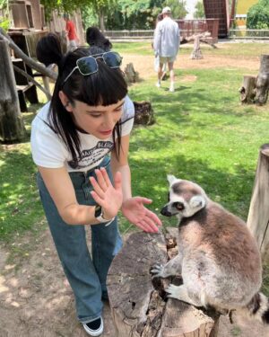 Irina Rimes Instagram - Știți că v-am povestit de căștile de la @huaweimobilero ? 
Le iau cu mine de atunci. 

📍Aici, eram la Dubai Safari Park 
 #FreeClip #HUAWEIFreeClip #FashionForward