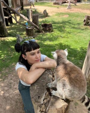 Irina Rimes Instagram - Știți că v-am povestit de căștile de la @huaweimobilero ? 
Le iau cu mine de atunci. 

📍Aici, eram la Dubai Safari Park 
 #FreeClip #HUAWEIFreeClip #FashionForward