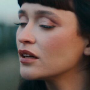 Irina Rimes Instagram - Bate, Vântule • 
@satoshicahul x @irinarimes 
_ 
Videoclipul este pe YouTube 
Piesa e pe toate platformele 
_
Video: @brfilms_official
Regie: @roman_burlaca
DOP: @nicu_lungu_ 
Styling: @iamlikimm
Producție: @mario.morar x @stefanionitaa 
Colaborare: @versusartist & @globalrecords 
_
... suflă grijile toate!