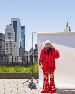 Iris Apfel Instagram - 🎶 New York, New York… it’s a helluva town 🎶
🚕🌇🍎🗽
#NationalNewYorkDay #NewYorkDay