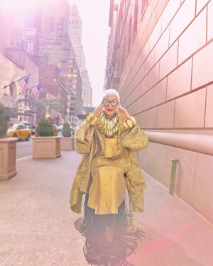 Iris Apfel Instagram - 🎶 New York, New York… it’s a helluva town 🎶
🚕🌇🍎🗽
#NationalNewYorkDay #NewYorkDay