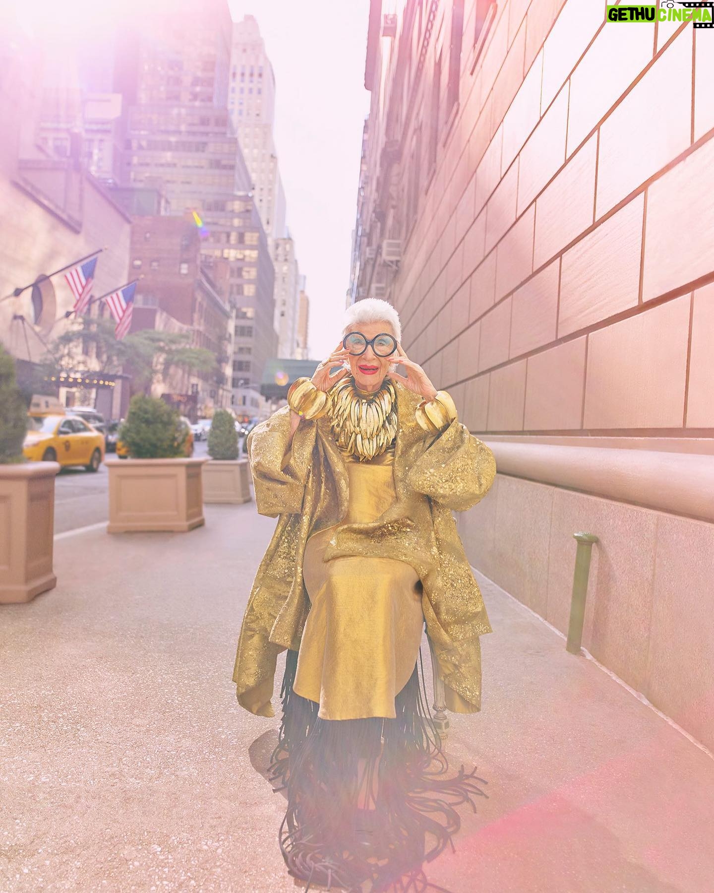 Iris Apfel - 192.4K Likes - š¶ New York, New York⦠itās a helluva town š¶
šššš½
#NationalNewYorkDay #NewYorkDay