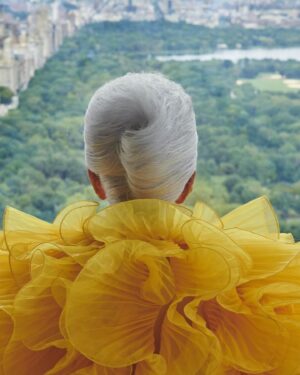 Iris Apfel Instagram - 🎶 New York, New York… it’s a helluva town 🎶
🚕🌇🍎🗽
#NationalNewYorkDay #NewYorkDay