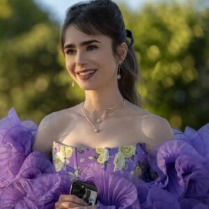 Iris Apfel Instagram - Oui oui, Emily! 🥐🇫🇷🥖
I spy my #IrisApfelxHM collection on @lilyjcollins in @emilyinparis 🤩
@netflix #emilyinparis @hm