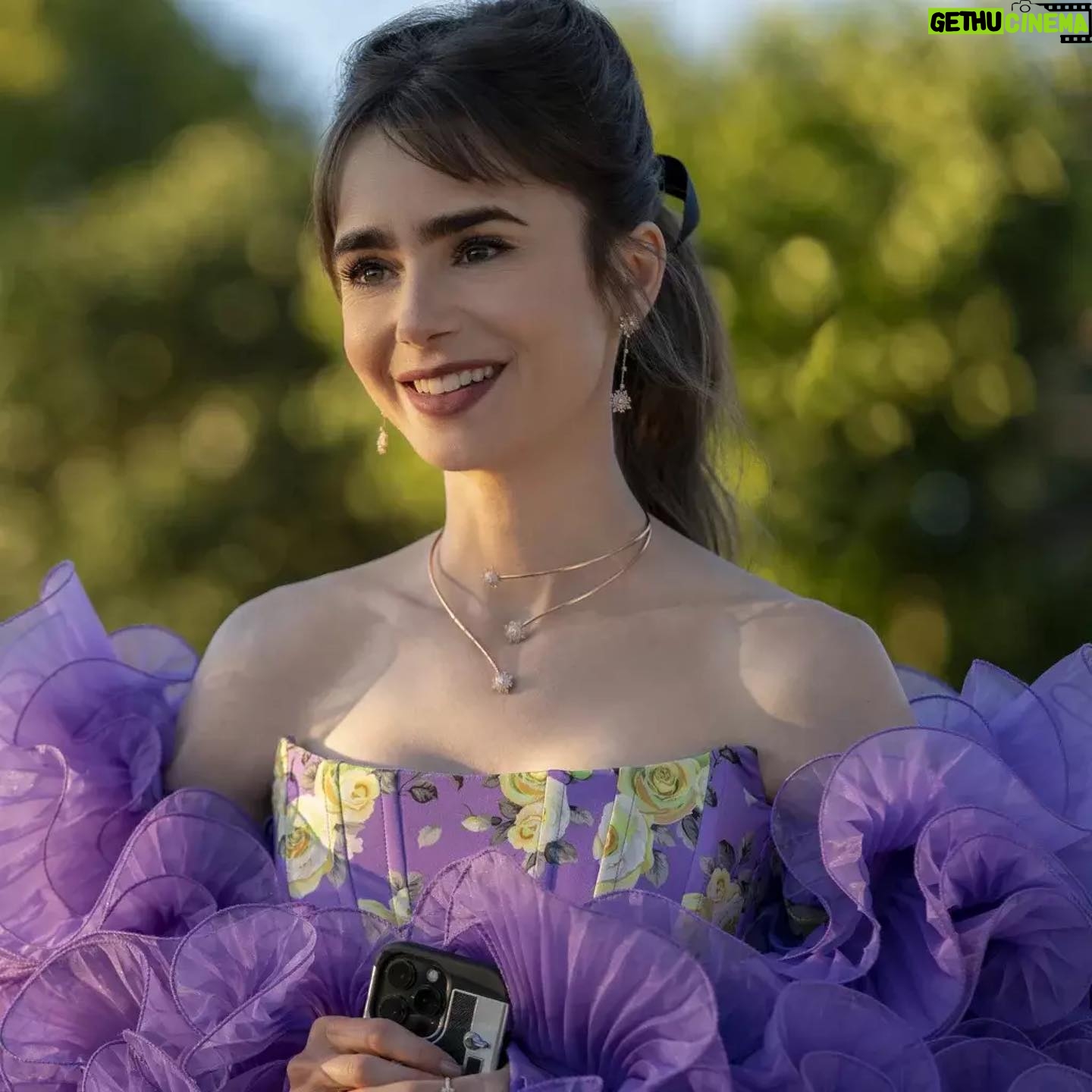 Iris Apfel - 101.4K Likes - Oui oui, Emily! š„š«š·š„
I spy my #IrisApfelxHM collection on @lilyjcollins in @emilyinparis š¤©
@netflix #emilyinparis @hm