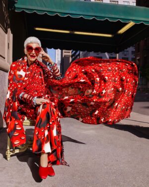 Iris Apfel Instagram - 🎶 New York, New York… it’s a helluva town 🎶
🚕🌇🍎🗽
#NationalNewYorkDay #NewYorkDay